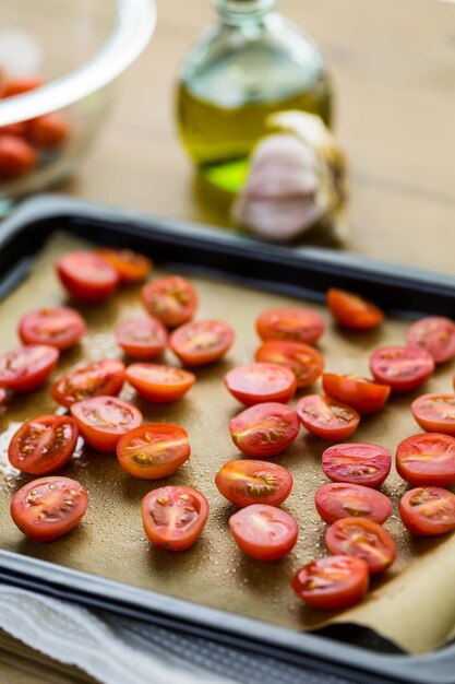 Preparación de tomates cherry asados frescos.