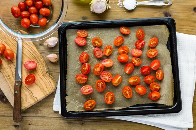 Preparación de tomates cherry asados frescos.