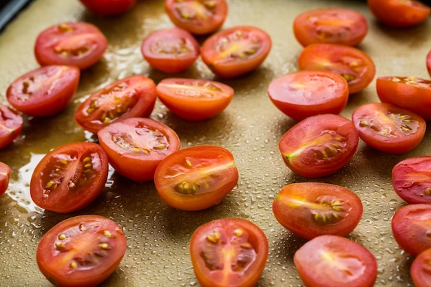 Preparación de tomates cherry asados frescos.
