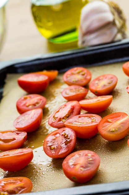 Preparación de tomates cherry asados frescos.