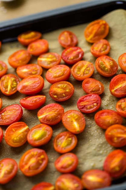 Preparación de tomates cherry asados frescos.