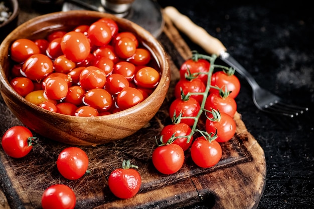 Preparación de tomates para encurtir en una tabla para cortar