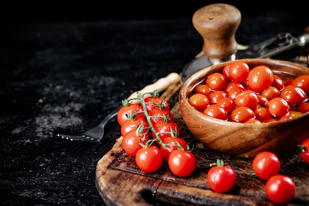 Preparación de tomates para encurtir en una tabla para cortar