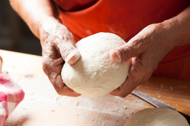 Preparación tradicional auténtica pizza italiana