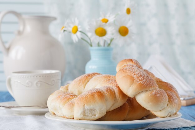 Preparación tradicional de desayuno europeo. Concepto de hogar y familia.