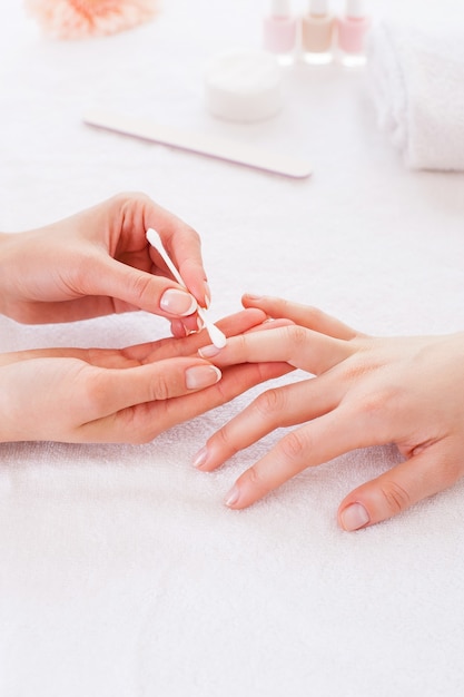 Preparación de uñas para manicura. Close-up de esteticista limpieza de uñas de clienta