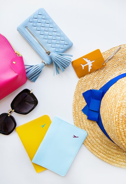 Preparación para vacaciones: sombrero, gafas, pasaporte, bolsa de cosméticos, bolso. De cerca