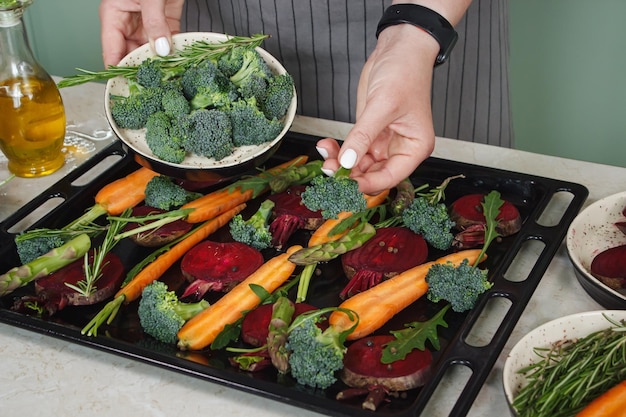 Foto preparación de verduras frescas para asar