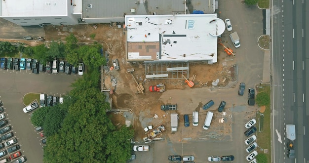 Preparación de la vista aérea en la zona del sitio de construcción desde arriba del trabajo de construcción en construcción