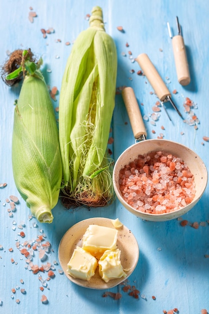 Preparaciones para asar mazorcas de maíz dulce con mantequilla y sal