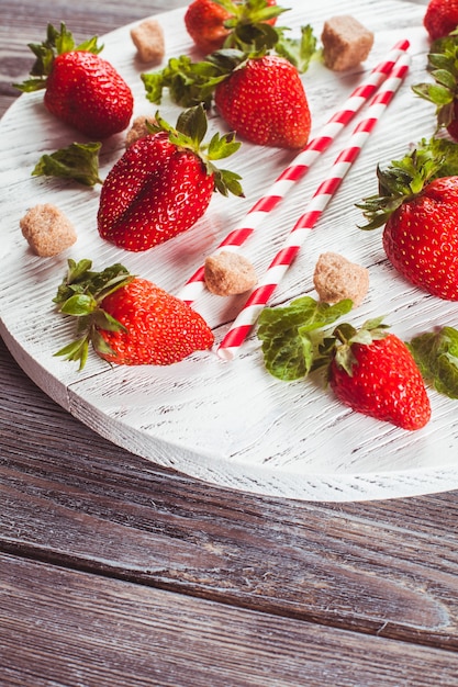 Preparaciones de cóctel de mojito de fresa: menta, fresas y panela