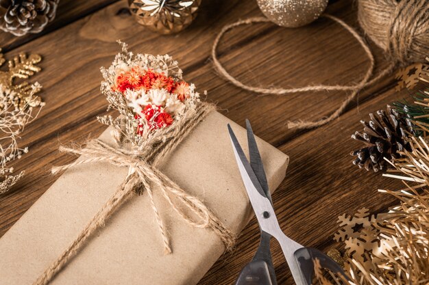 Preparaciones de los regalos de navidad. Caja de regalo hecha a mano