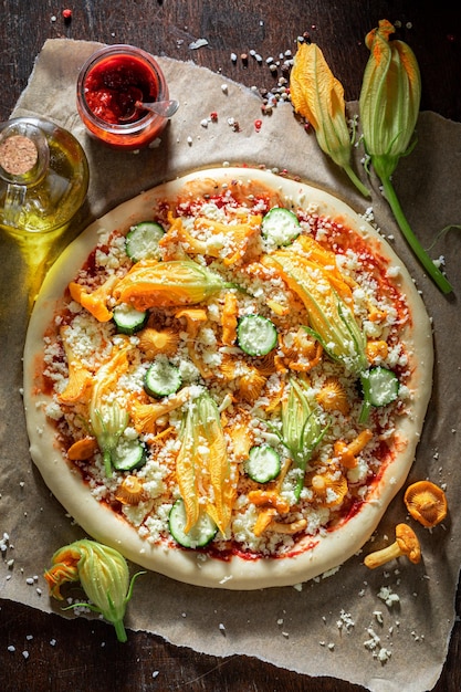 Preparações para pizza caseira com chanterelles de abobrinha e mussarela