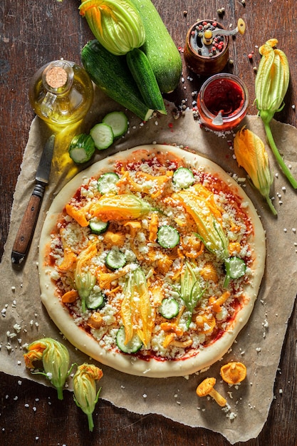 Preparações para uma deliciosa pizza feita de legumes frescos e de verão