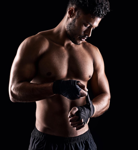 Preparado para la batalla Foto de estudio de un joven boxeador aislado en negro