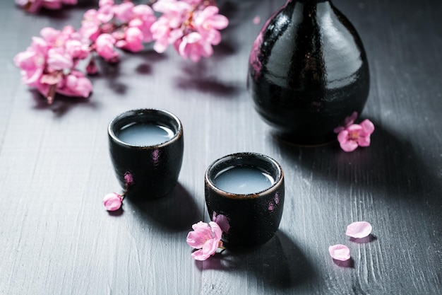 Preparado para beber sake con flores de cerezo en flor