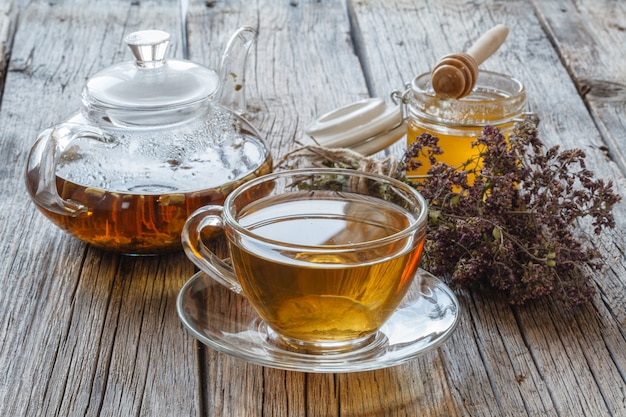 Preparado delicioso té de hierbas en un negro de madera