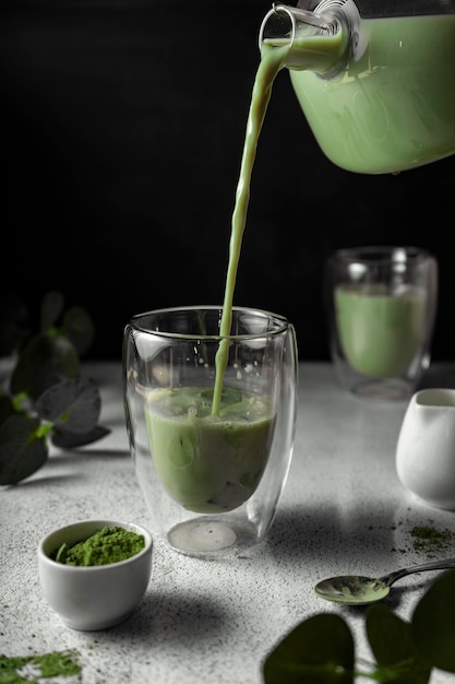 preparado té matcha en un vaso transparente. una deliciosa bebida elaborada con té verde japonés en polvo. posición vertical