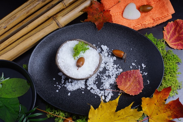 Preparado para un tratamiento de spa con decoración de hojas caídas