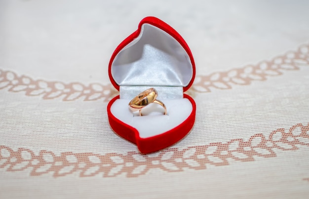 Se preparan anillos de oro para la ceremonia de la boda.