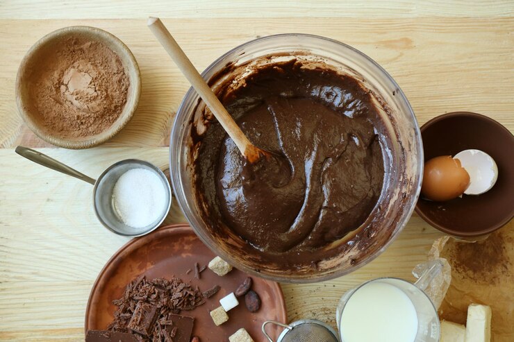 Foto preparando a massa para a torta de chocolate na mesa de perto