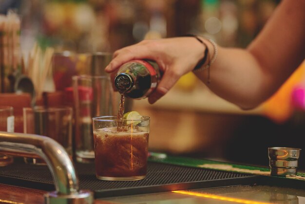 Foto preparando bebidas en un bar.