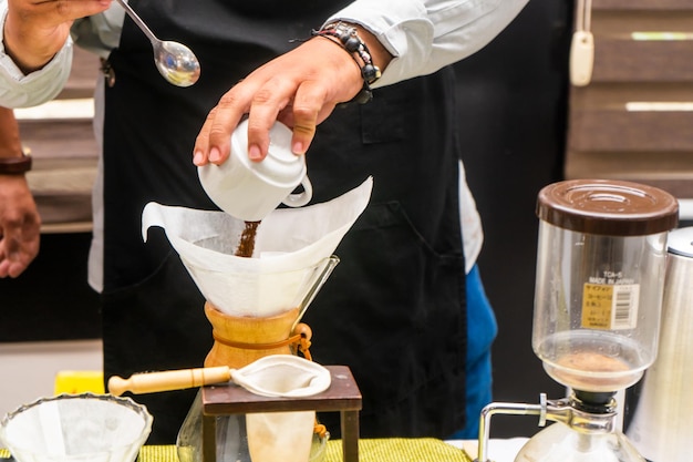 Preparando bebidas en un evento de capacitación en salud para el día internacional del café