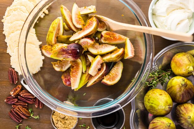 Preparando bruschetta de figo com figos orgânicos da Califórnia.