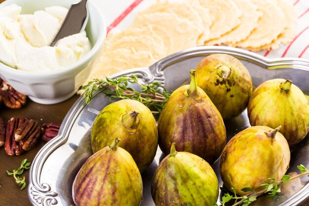 Preparando bruschetta de figo com figos orgânicos da Califórnia.