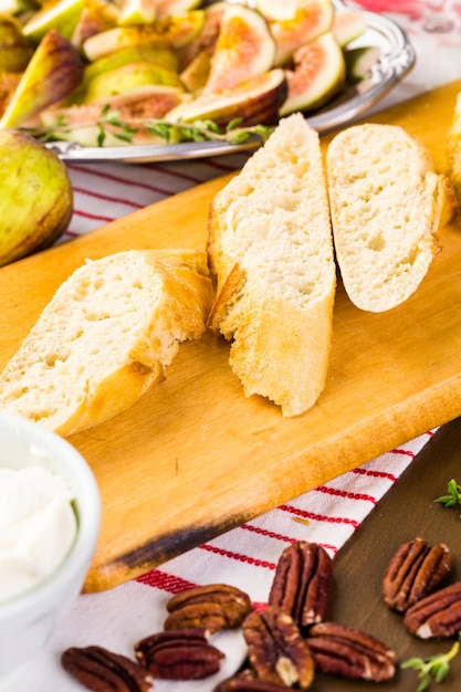 Preparando bruschetta de figo com figos orgânicos da Califórnia.