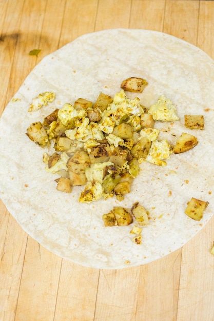 Preparando burrito para o café da manhã.