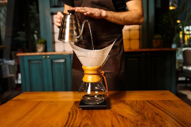 Preparando café com êmbolo de café ou chemex