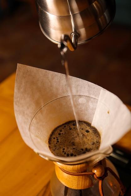 Preparando café com êmbolo de café ou chemex