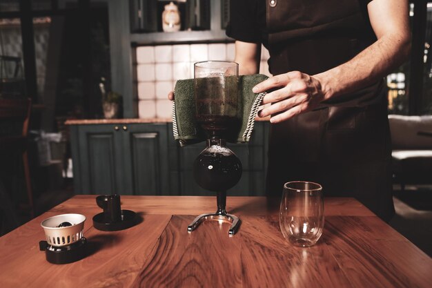 Preparando café com êmbolo de café ou chemex