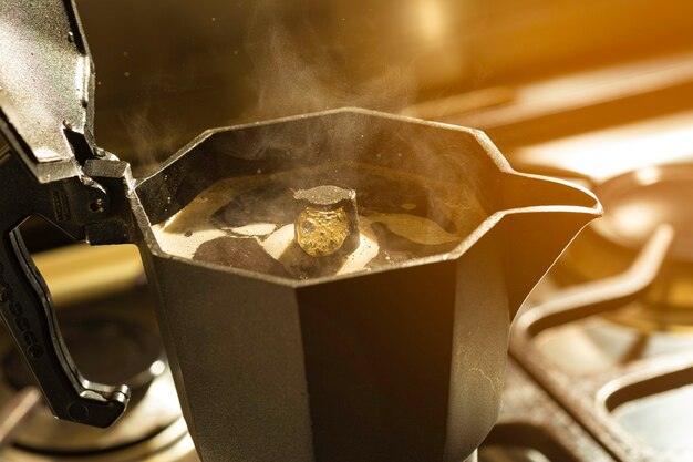 Preparando café preto usando a cafeteira italiana. Foco seletivo.