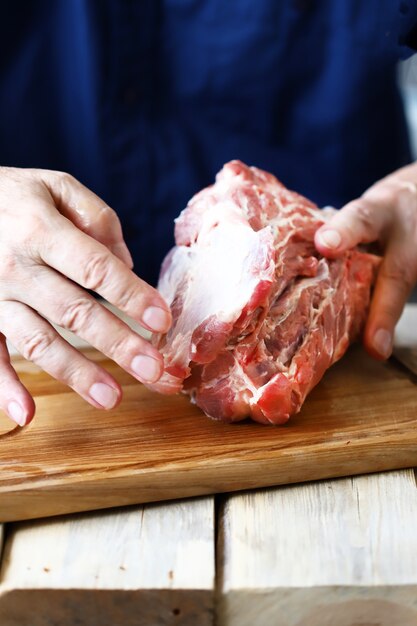 Preparando carne para barbacoa.