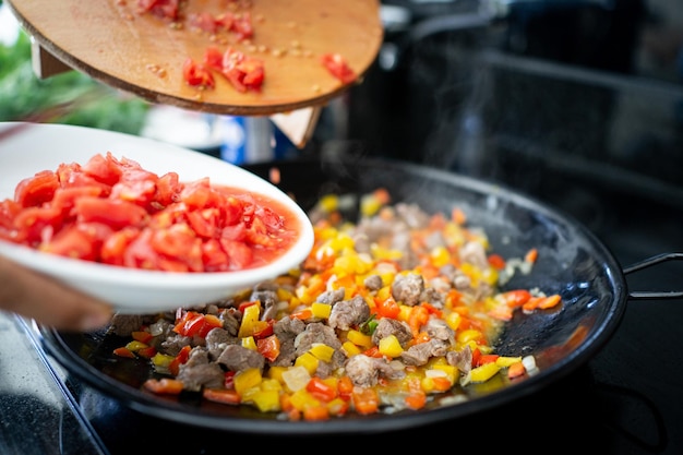 Foto preparando comida deliciosa com carne e legumes