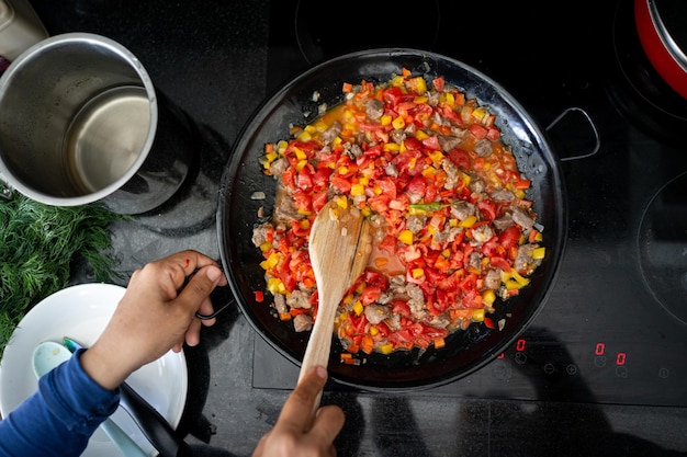 Foto preparando comida deliciosa com carne e legumes