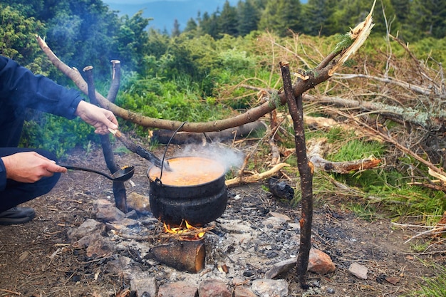 Preparando comida na fogueira no acampamento