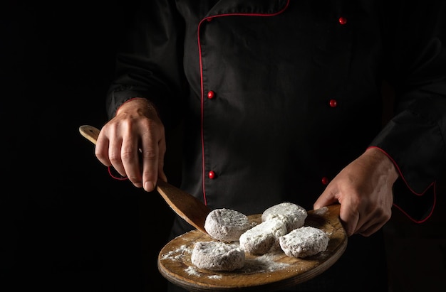 Preparando costeletas de porco e vitela para um hambúrguer pelas mãos de um chef