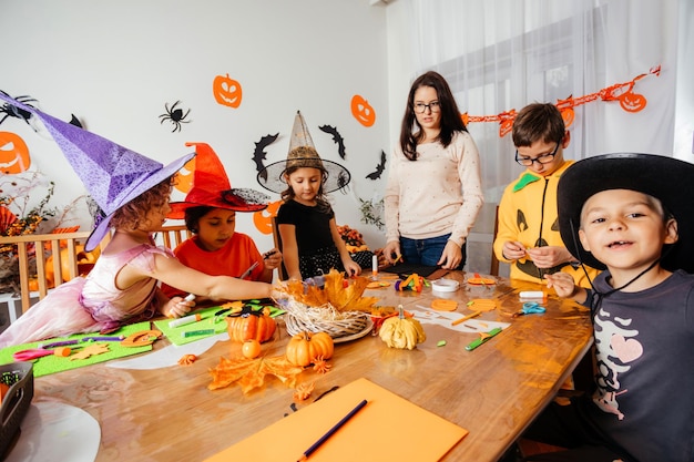 Preparando decorações tradicionais de Halloween com crianças pequenas