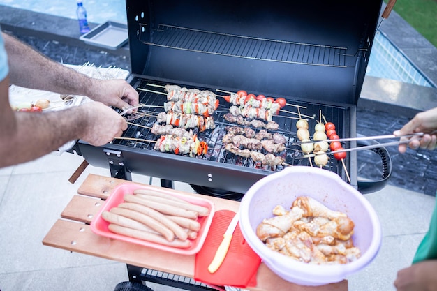 Preparando delicioso churrasco com diferentes carnes e legumes