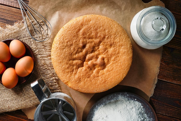 Preparando e assando um bolo caseiro de biscoito de esponja. Cozinhar bolo caseiro. Confeitaria caseira. Foto de alta qualidade