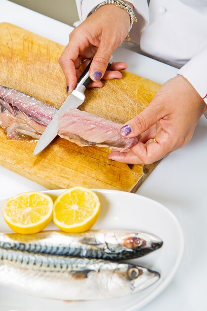 Preparando filete de caballa