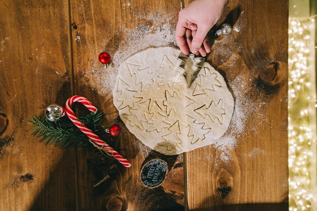 Preparando galletas de Navidad en una superficie de madera