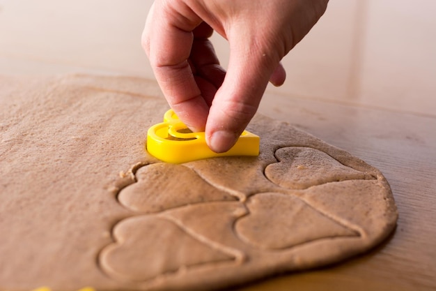 Preparando las galletas de pan de jengibre de Pascua