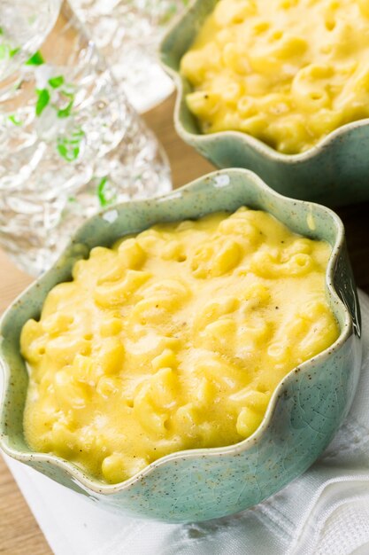 Preparando macarrão com queijo com macarrão de cotovelo.