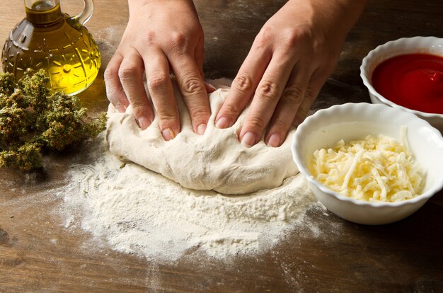 Preparando massa de pizza