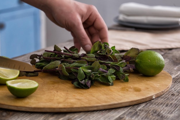 Preparando mohito kokteil