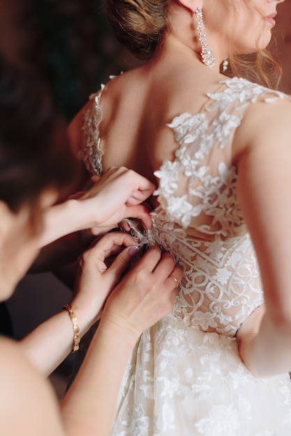 Preparando a la novia para la boda con un vestido de novia